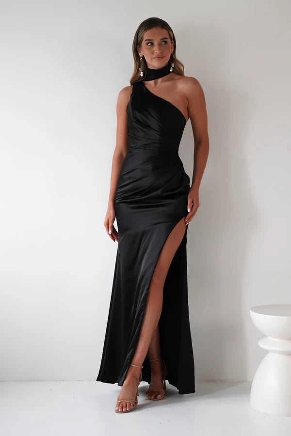 Hanging neck exposed back waist cinching dress with side slit