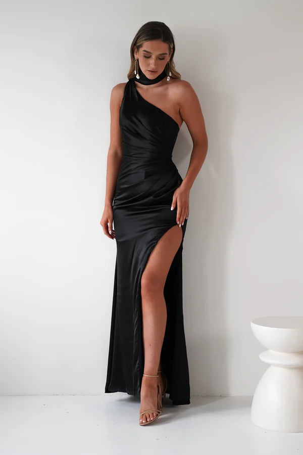 Hanging neck exposed back waist cinching dress with side slit