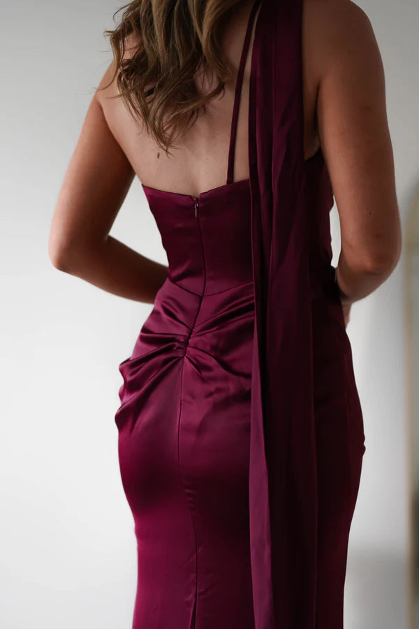 Hanging neck exposed back waist cinching dress with side slit