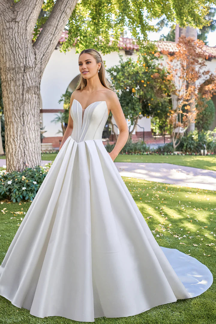 A-shaped heart-shaped neckline tight corset and floor length wedding dress