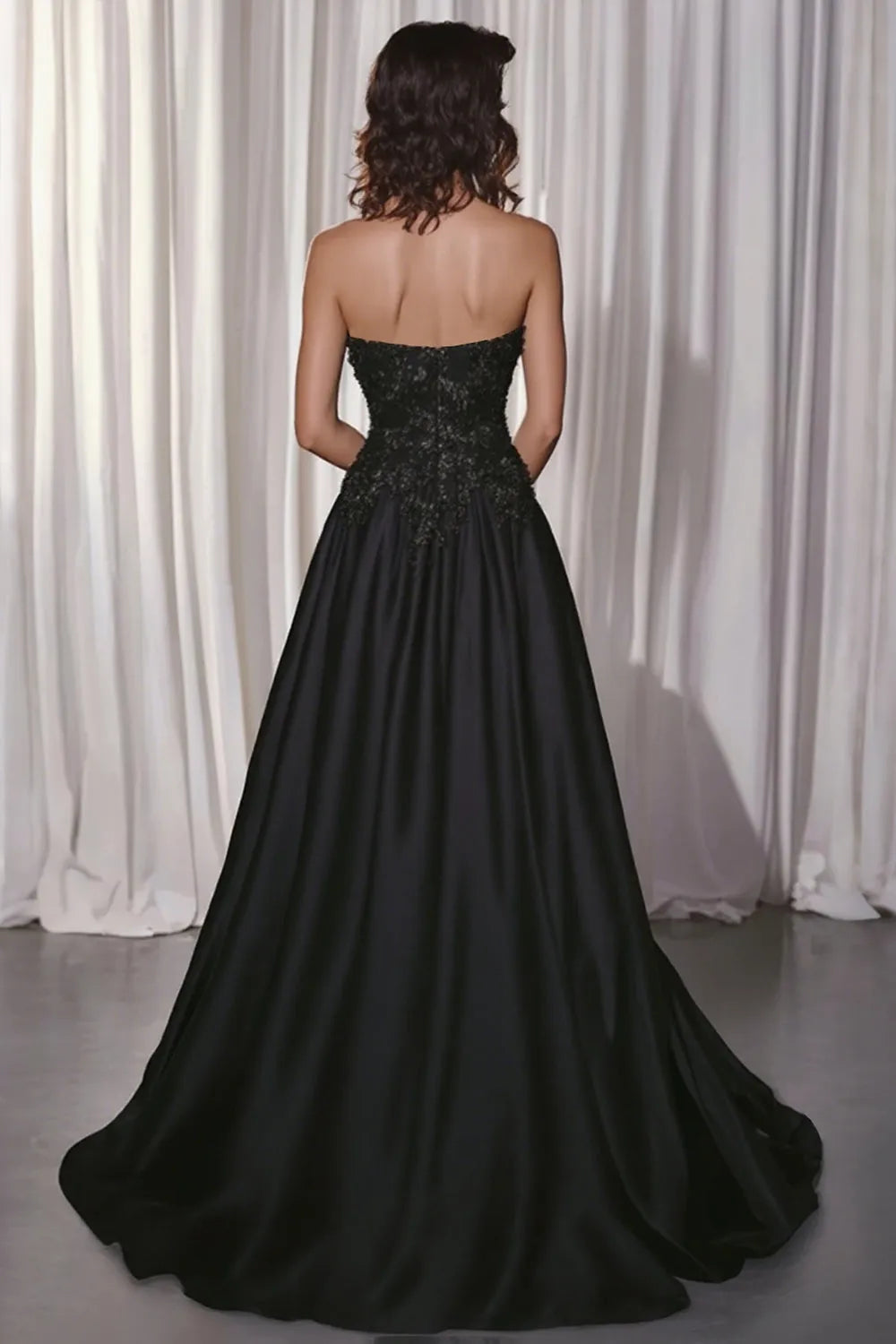 Glamorous Black A-Line Sweetheart Sleeveless Back Zip Floor-Length Prom Dress with Lace Appliques