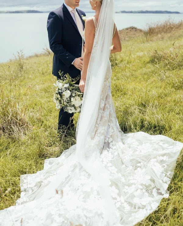Gorgeous V-neck lace sleeveless floor length wedding dress