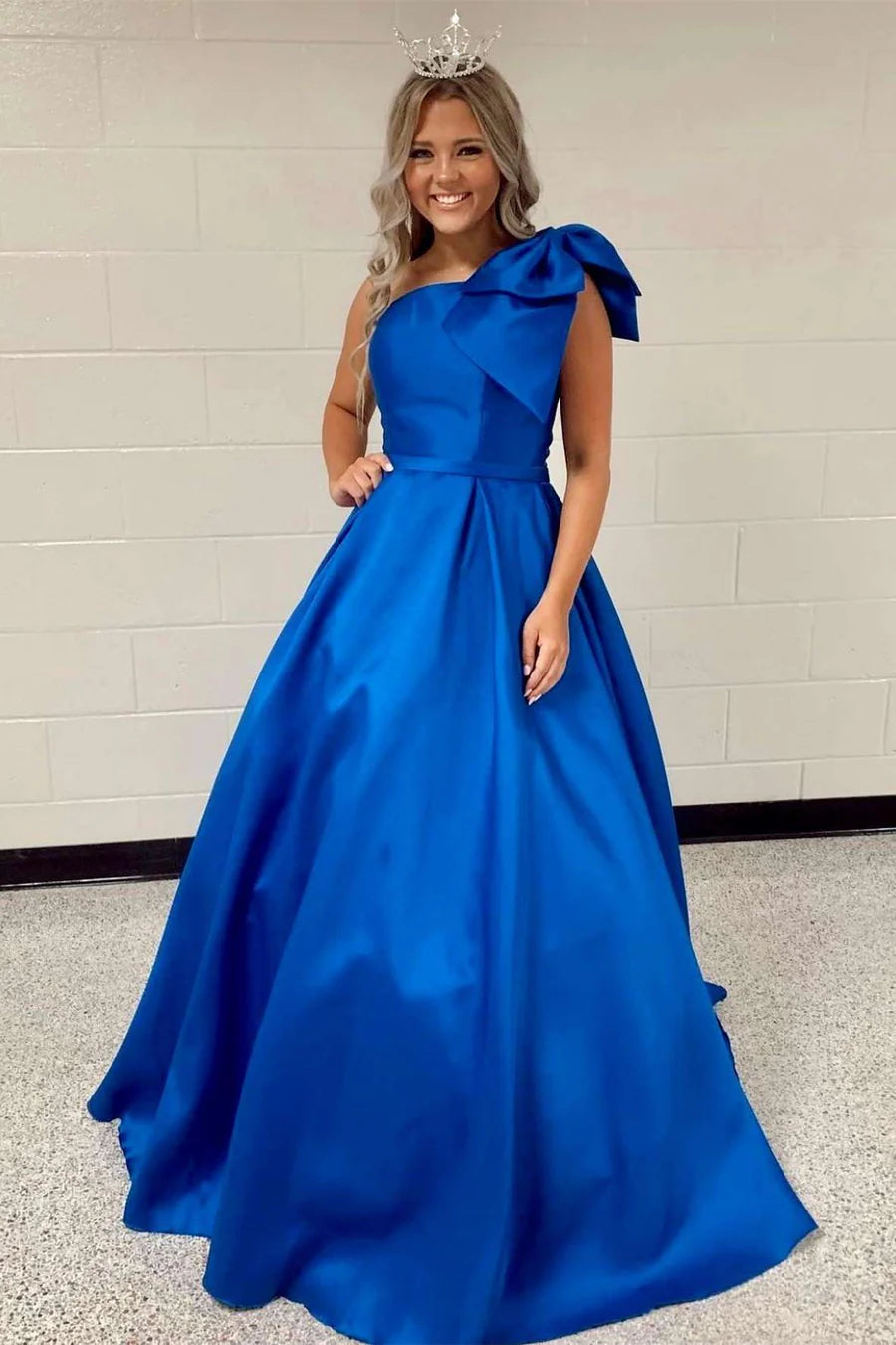 Single shoulder asymmetrical bow waist cinching long skirt