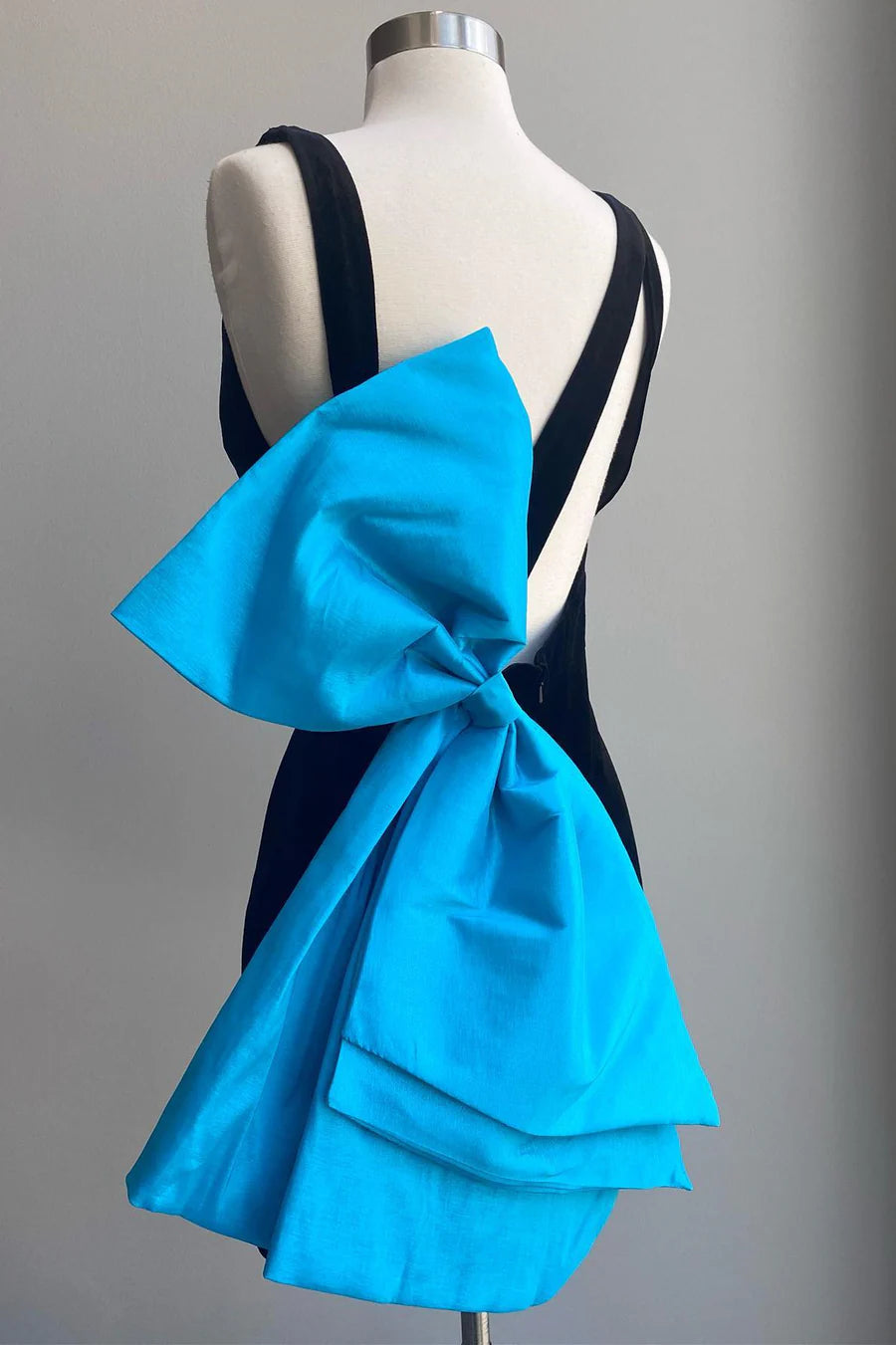 V-shaped butterfly condensation back tight mini party dress