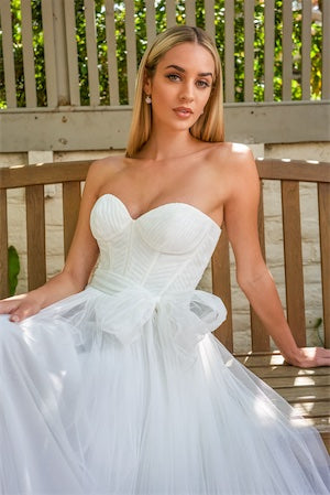 Sleeveless strapless waist cinching wedding dress