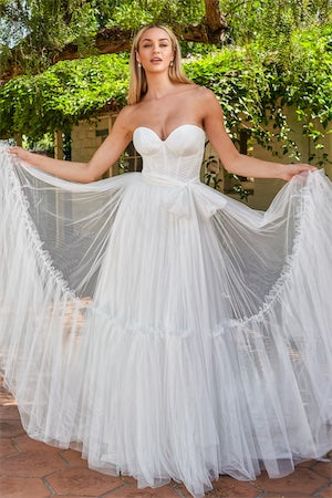 Sleeveless strapless waist cinching wedding dress