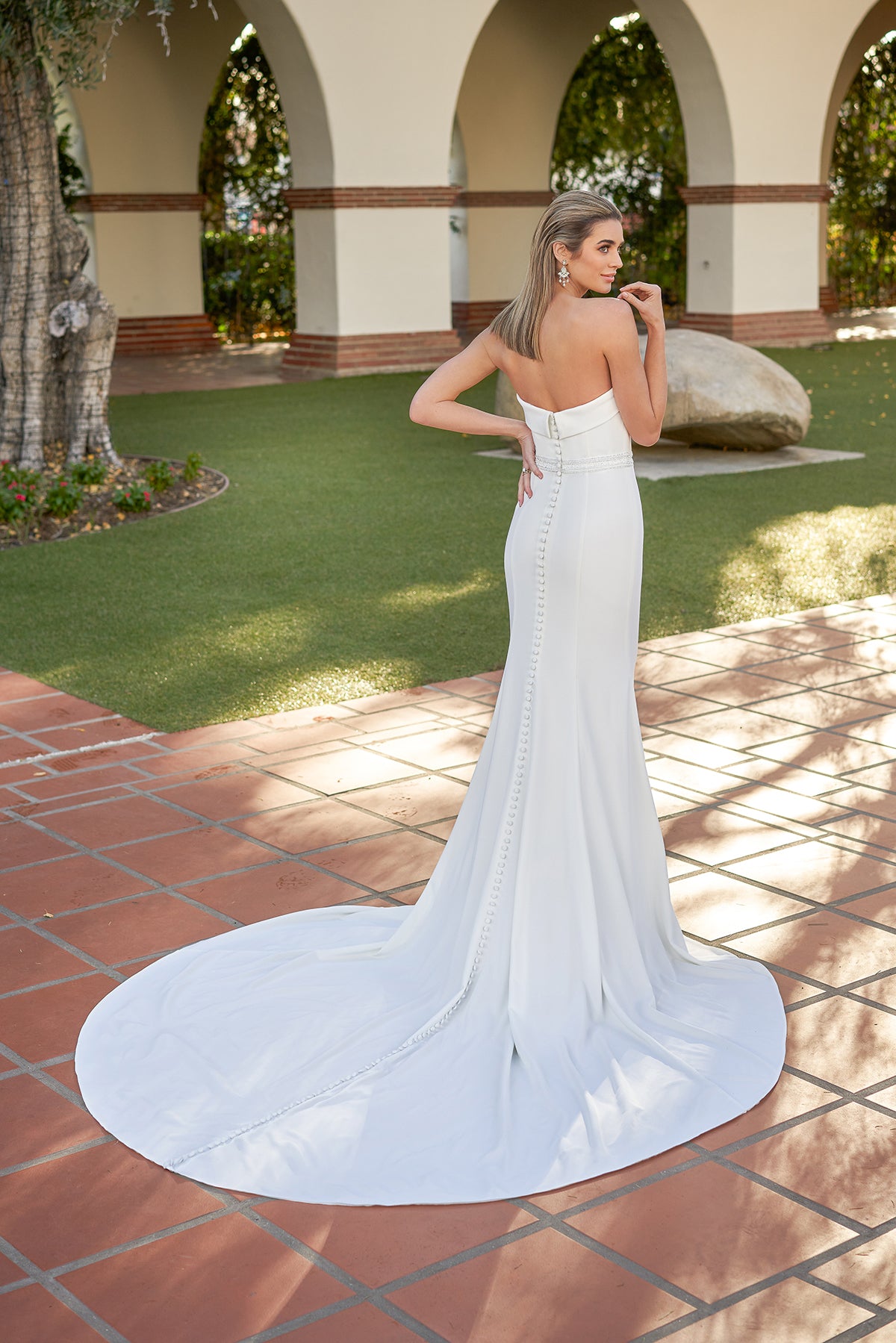Sleeveless strapless belt with lapel and beaded waistband as well as floor length skirt