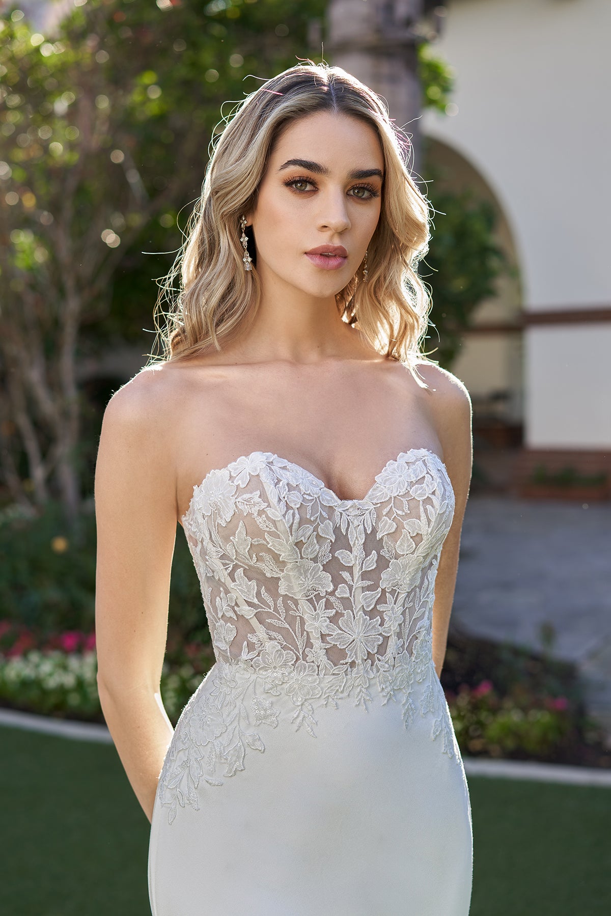 Strapless sweetheart corset and scallop hollow dress