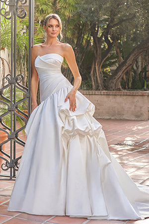 Simple sleeveless and strapless floor mopping wedding dress