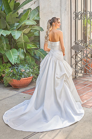 Simple sleeveless and strapless floor mopping wedding dress