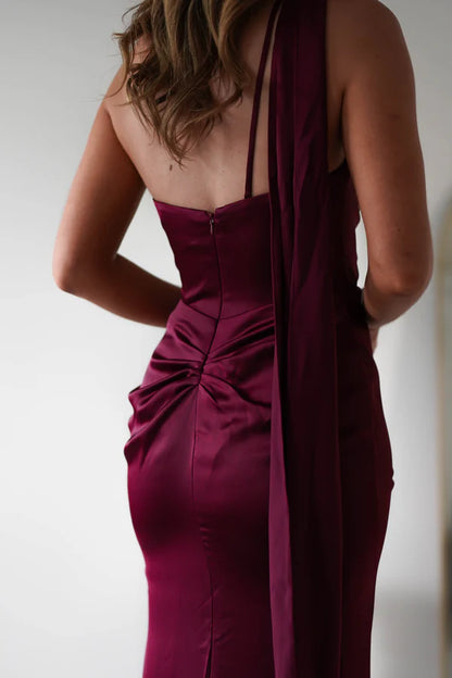 Hanging neck exposed back waist cinching dress with side slit