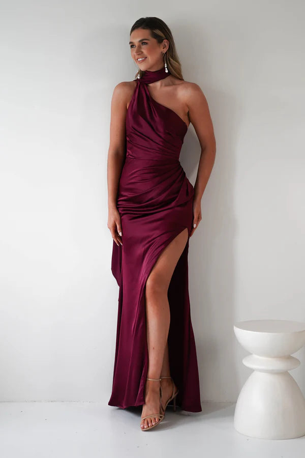 Hanging neck exposed back waist cinching dress with side slit