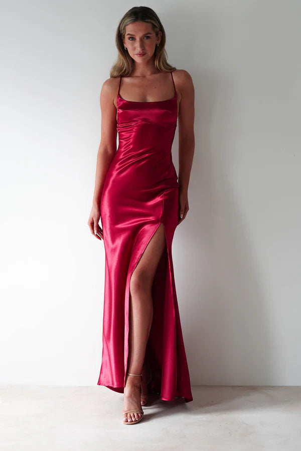 Thin suspender backless sectional dress with side slit