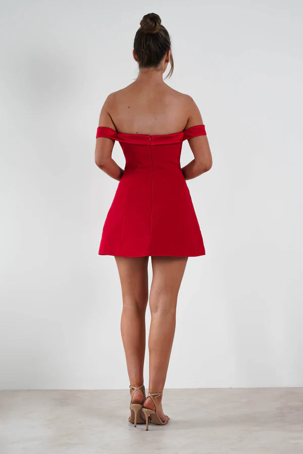 Strapless shoulder baring waist cinching short skirt dress