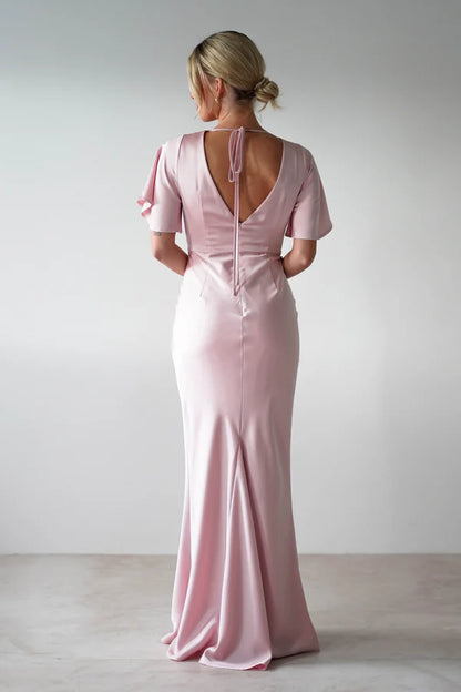 Short sleeved backless waist cinching dress