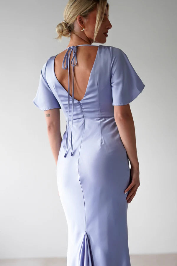 Short sleeved backless waist cinching dress