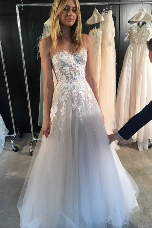 White A-line sweetheart sleeveless applique wedding dress