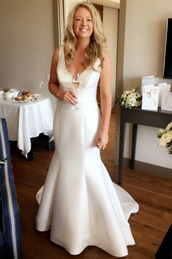 White deep V-neck sleeveless backless wedding dress