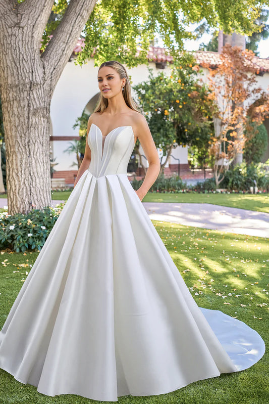 A-shaped heart-shaped neckline tight corset and floor length wedding dress