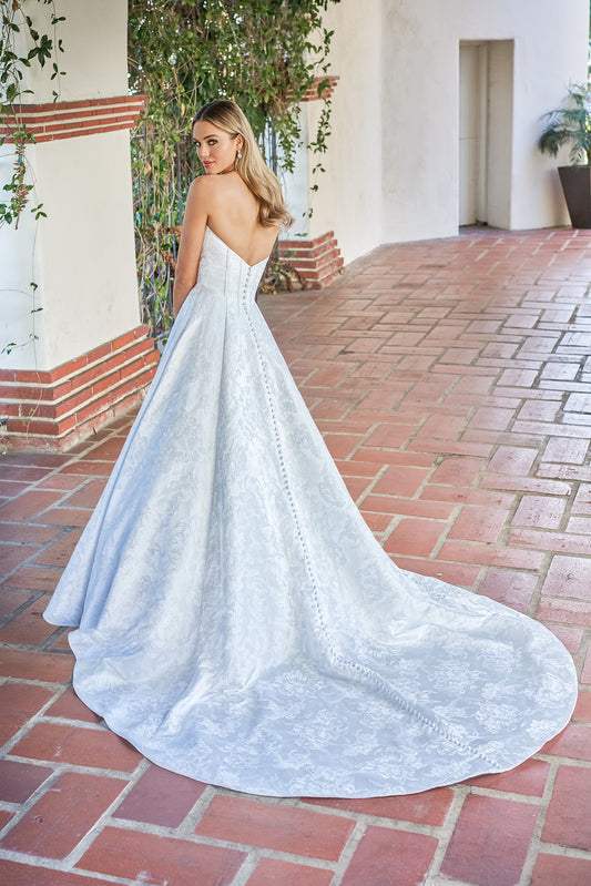 Beautiful sleeveless backless and floor length skirt