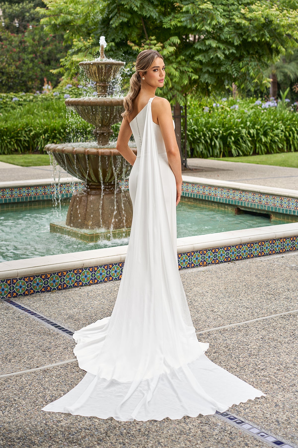 Mermaid single shoulder thin shoulder strap floor standing wedding dress with side slit
