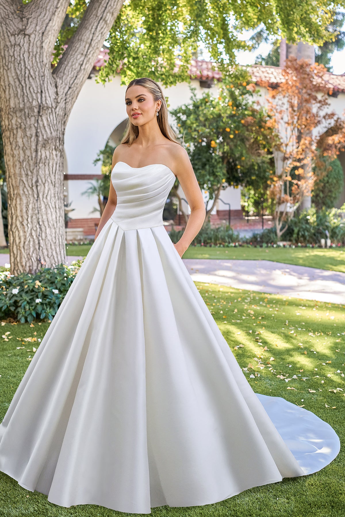 Mermaid strapless sleeveless floor standing wedding dress