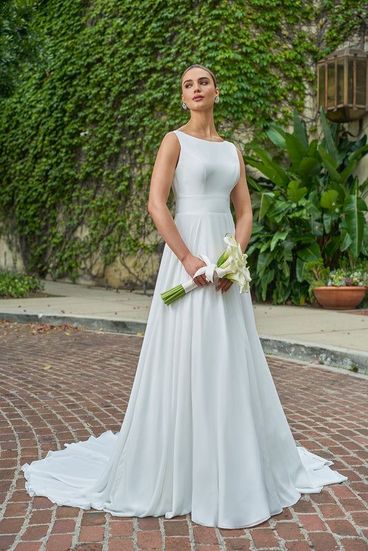 Round neck backless waist cinching wedding dress and floor length skirt