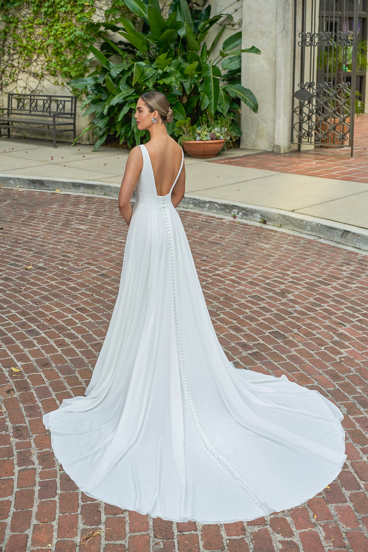 Round neck backless waist cinching wedding dress and floor length skirt
