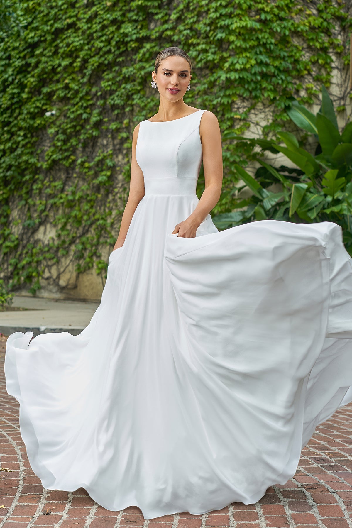 Round neck backless waist cinching wedding dress and floor length skirt