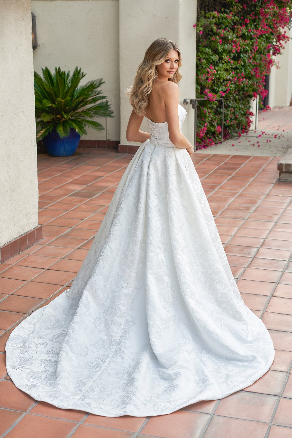 Sleeveless strapless minimalist printed and floor length skirt