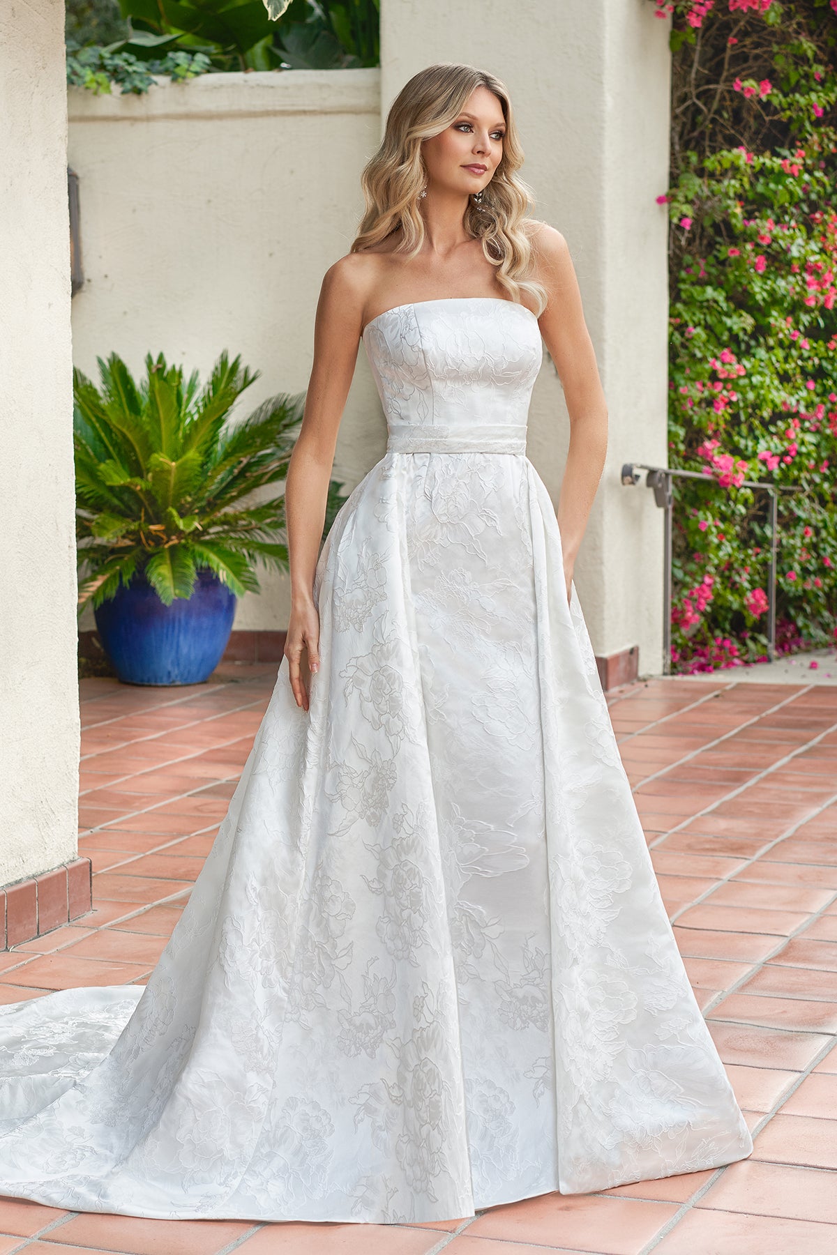 Sleeveless strapless minimalist printed and floor length skirt