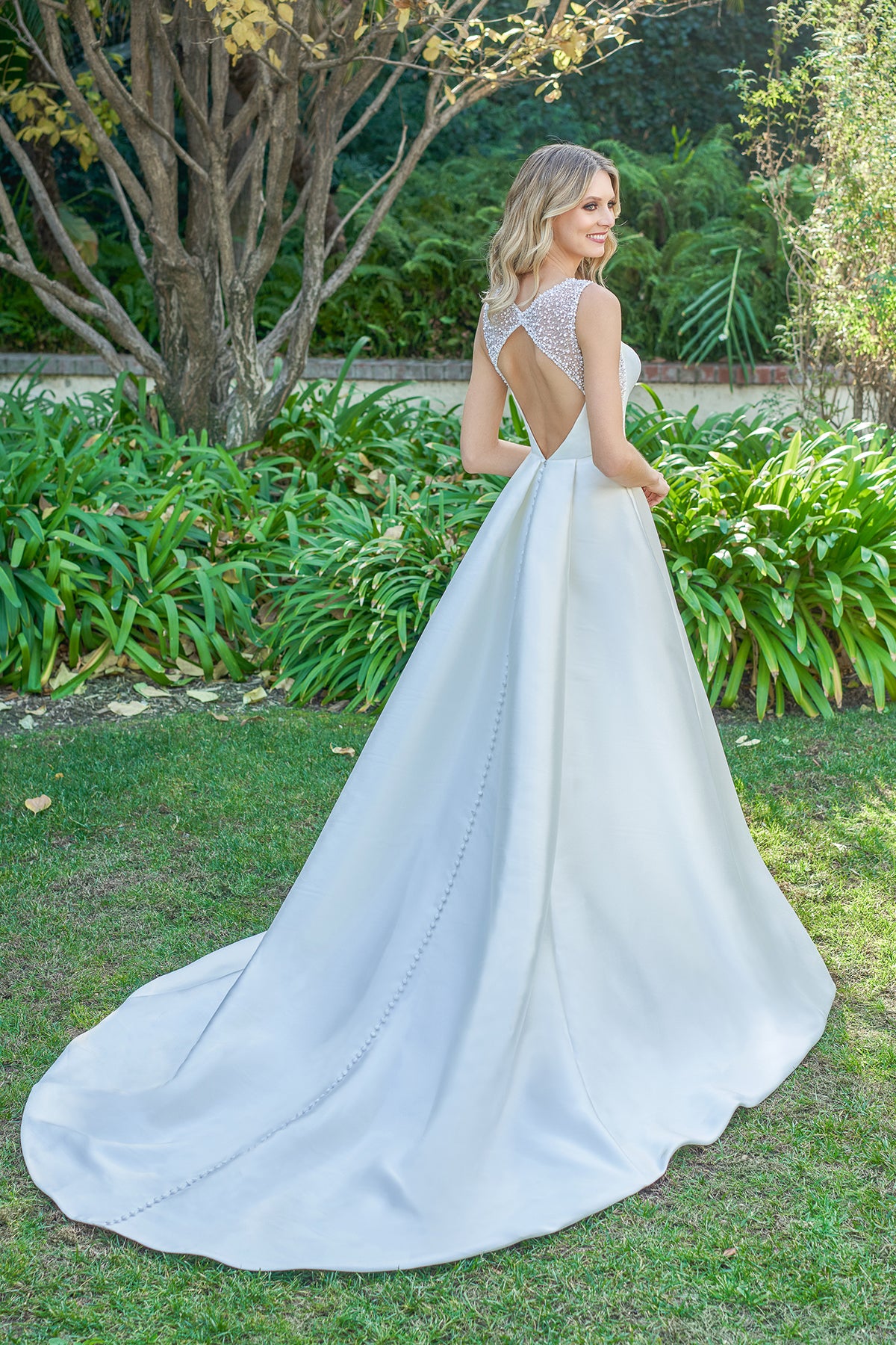 Square collar backless simple wedding dress and floor length skirt