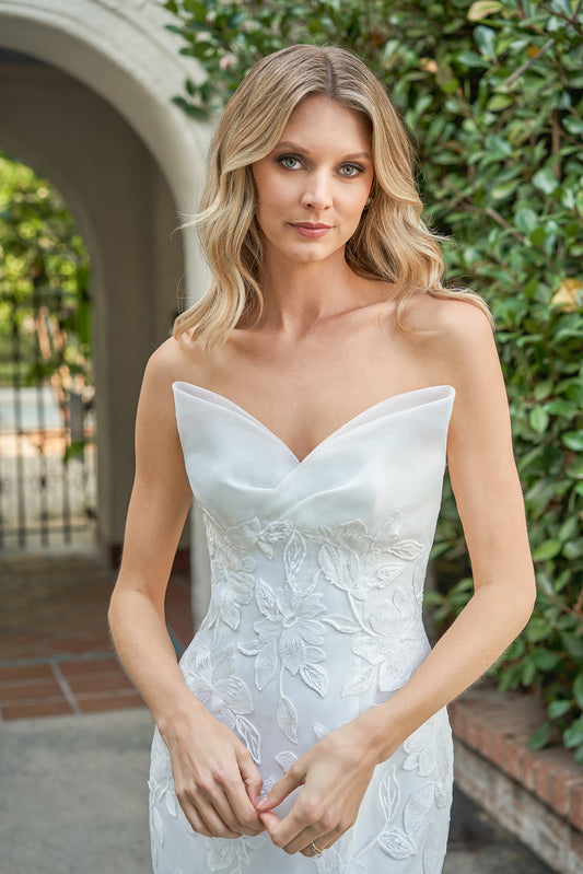 Strapless tight corset, slim fit and floor length skirt