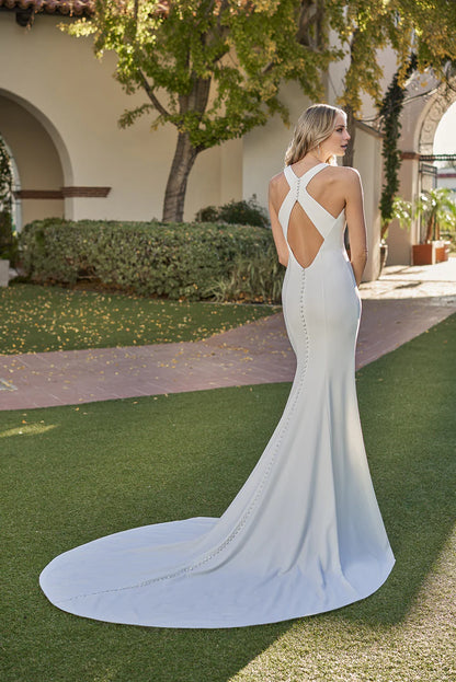 Hanging neck collar fits snugly slim fit horn and floor length wedding dress