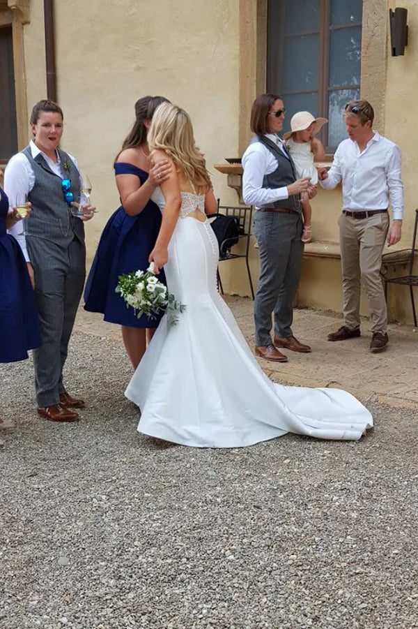 White deep V-neck sleeveless backless wedding dress