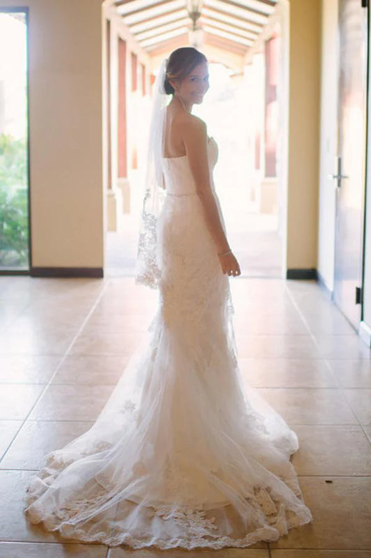 Sleeveless strapless mermaid lace wedding dress