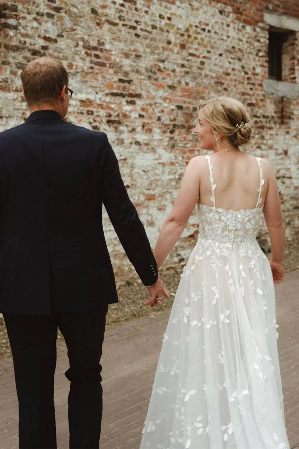 Beautiful A Line Spaghetti Straps White Tulle Wedding Dress with Appliques