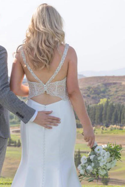 White deep V-neck sleeveless backless wedding dress