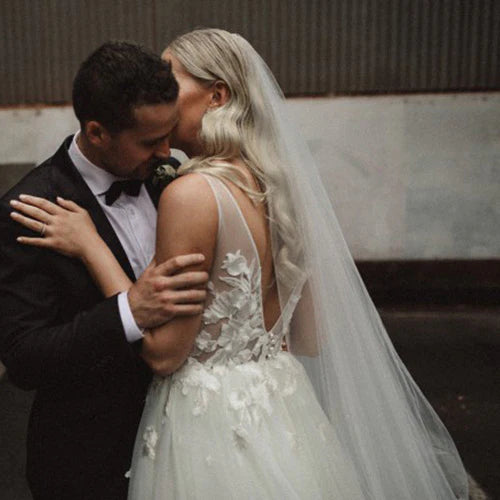 Charming V Neck Sleeveless Lace Wedding Dresses with Appliques