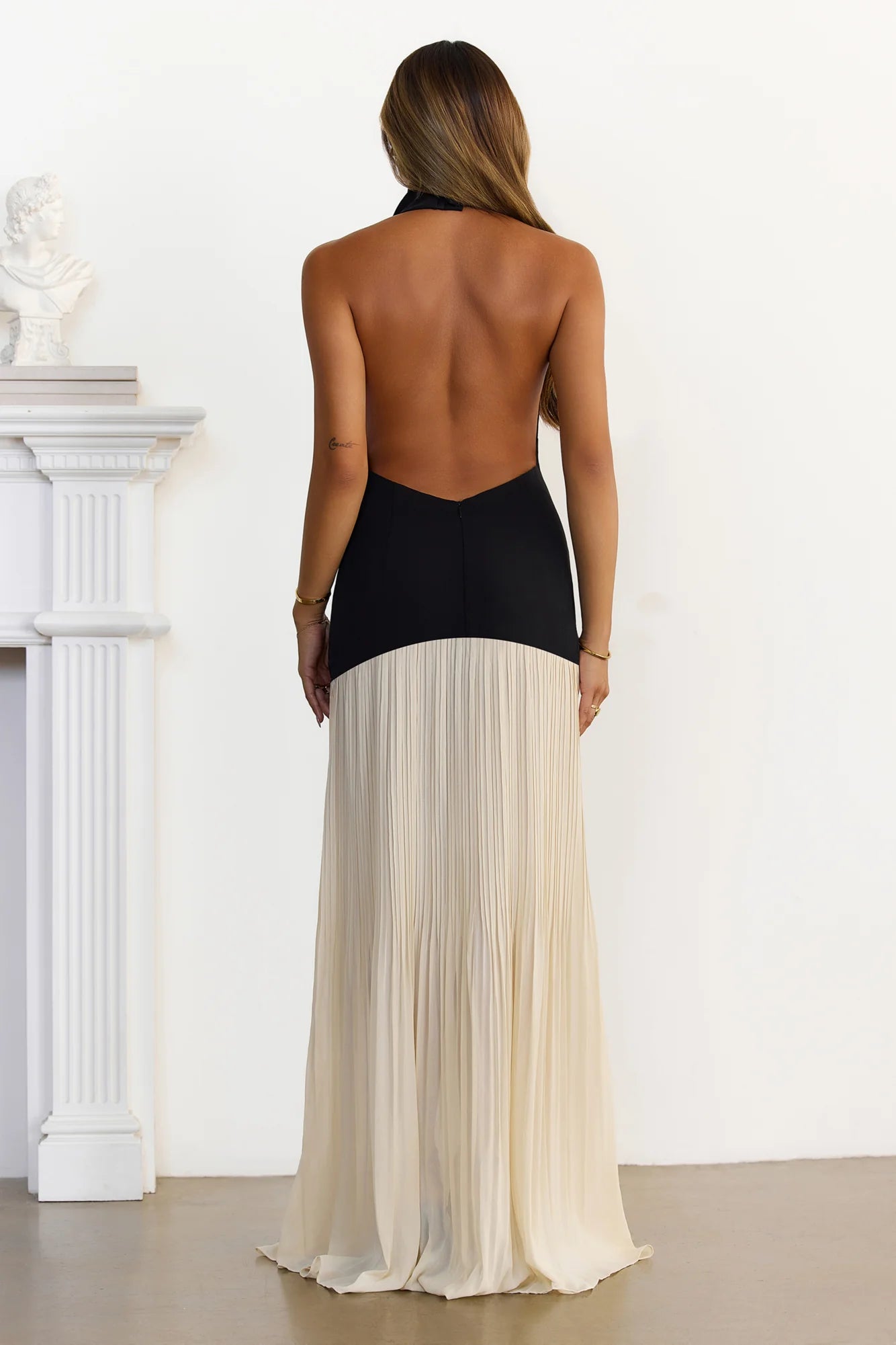Chic Monochrome Halter Maxi Dress with Cowl Neck Bodice, Open Back Design, Pleated Chiffon Maxi Skirt and Color-Blocked Silhouette
