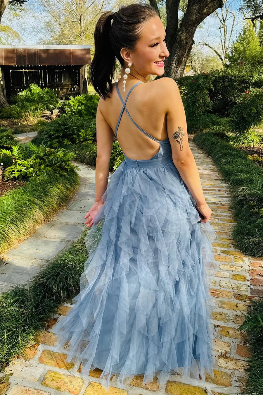 Cross back backless V-neckline pleated long skirt