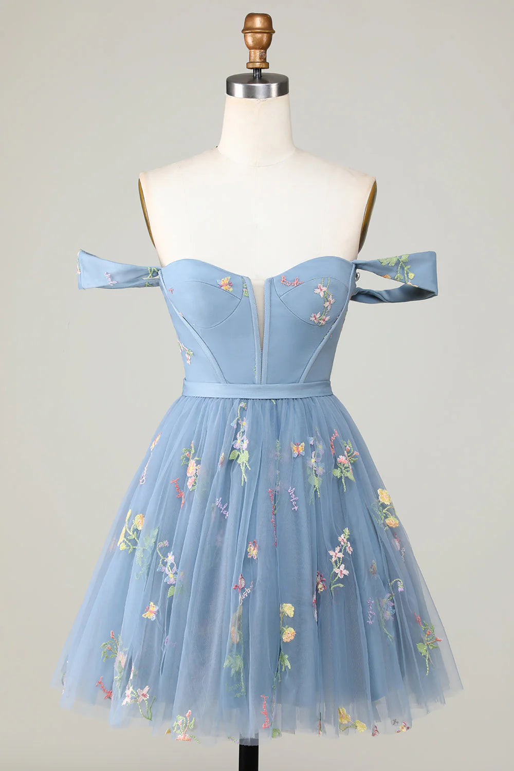 Model wearing an elegant grey blue A-line short homecoming dress with sweetheart neckline and intricate embroidery.