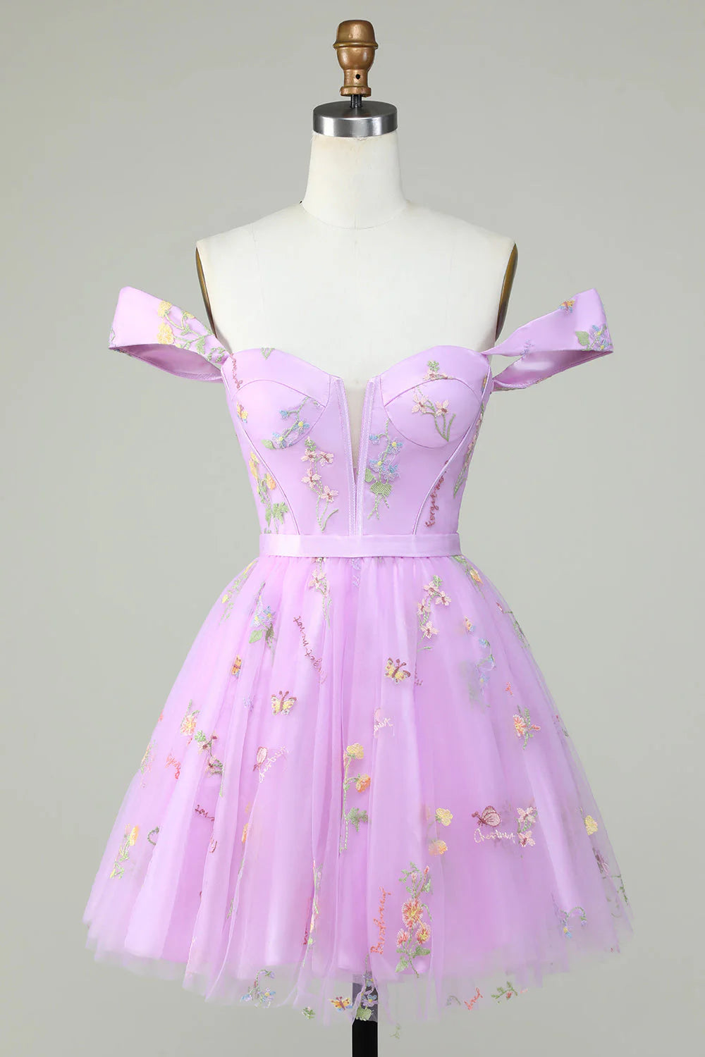Model wearing a charming purple A-line short homecoming dress with sweetheart neckline and embroidery.