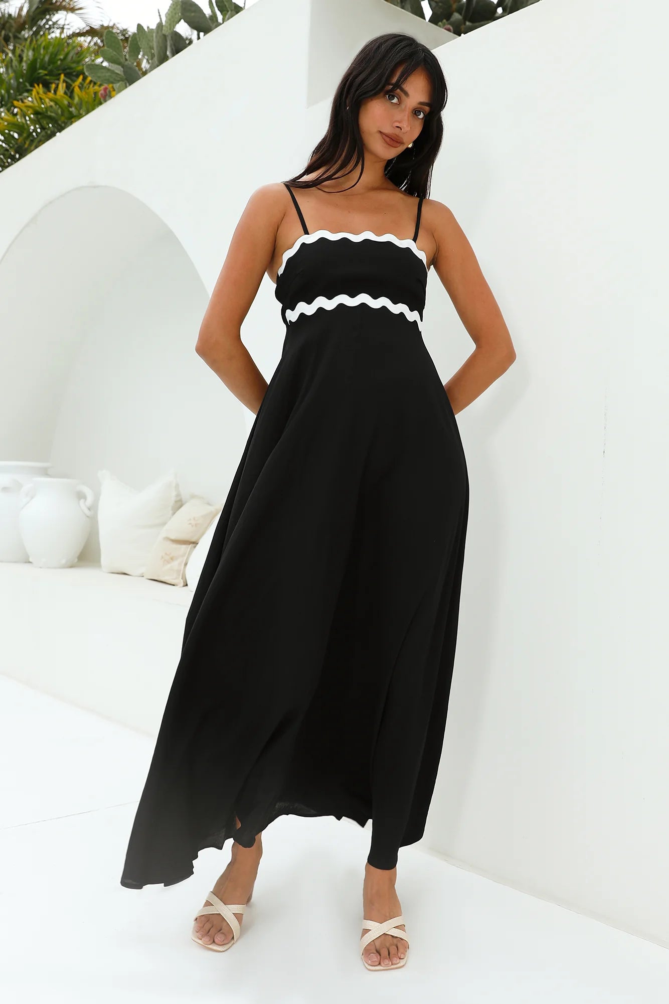 Elegant Black Scallop Trim Spaghetti Strap Flowy Maxi Evening Dress for Summer Formal Events