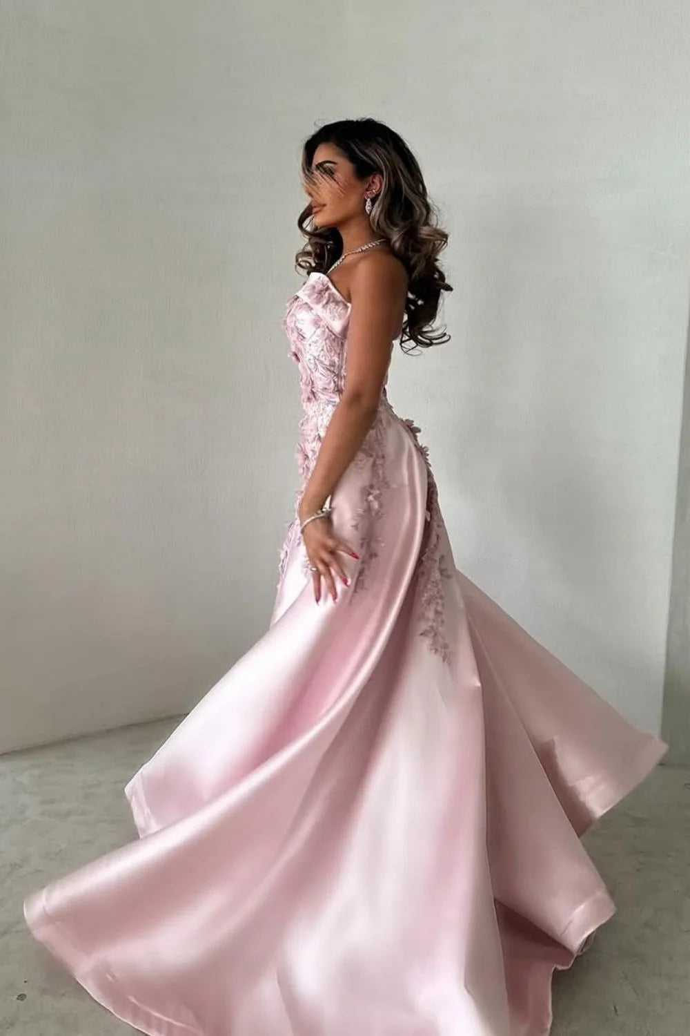Elegant Pink A-Line Strapless Satin Party Dress with Appliques and Court Train