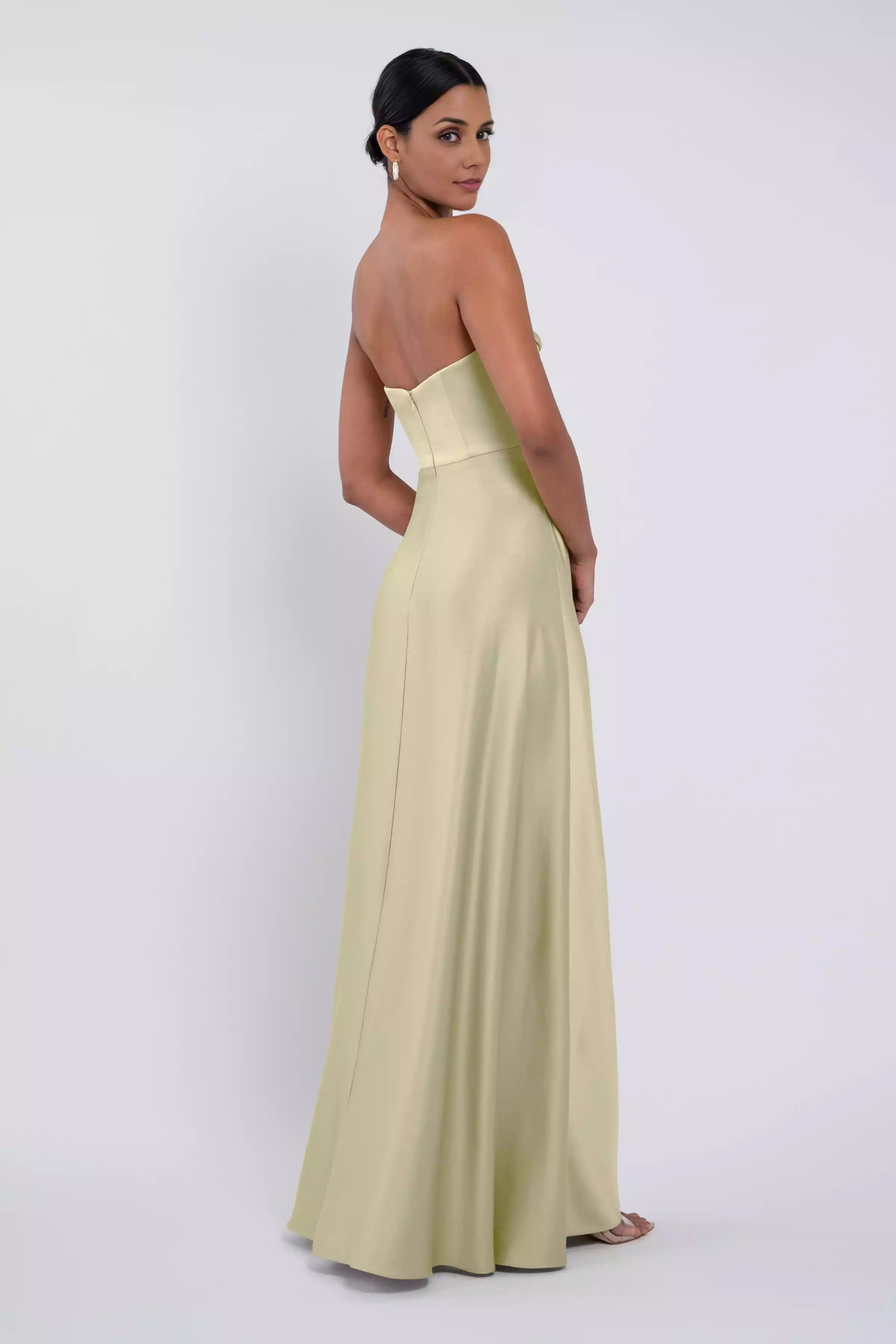 Exquisite tight corset with a hanging high waist and circular cut. Smooth and natural circular cut skirt. Evening Dresses