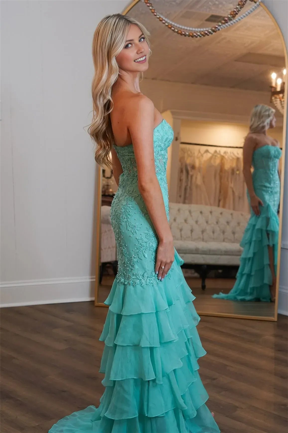 Fashionable Mermaid Strapless Neck Sleeveless Lace Tiered Ruffled Back Zip High-Slit Floor-Length Prom Dresses With Appliques  ﻿