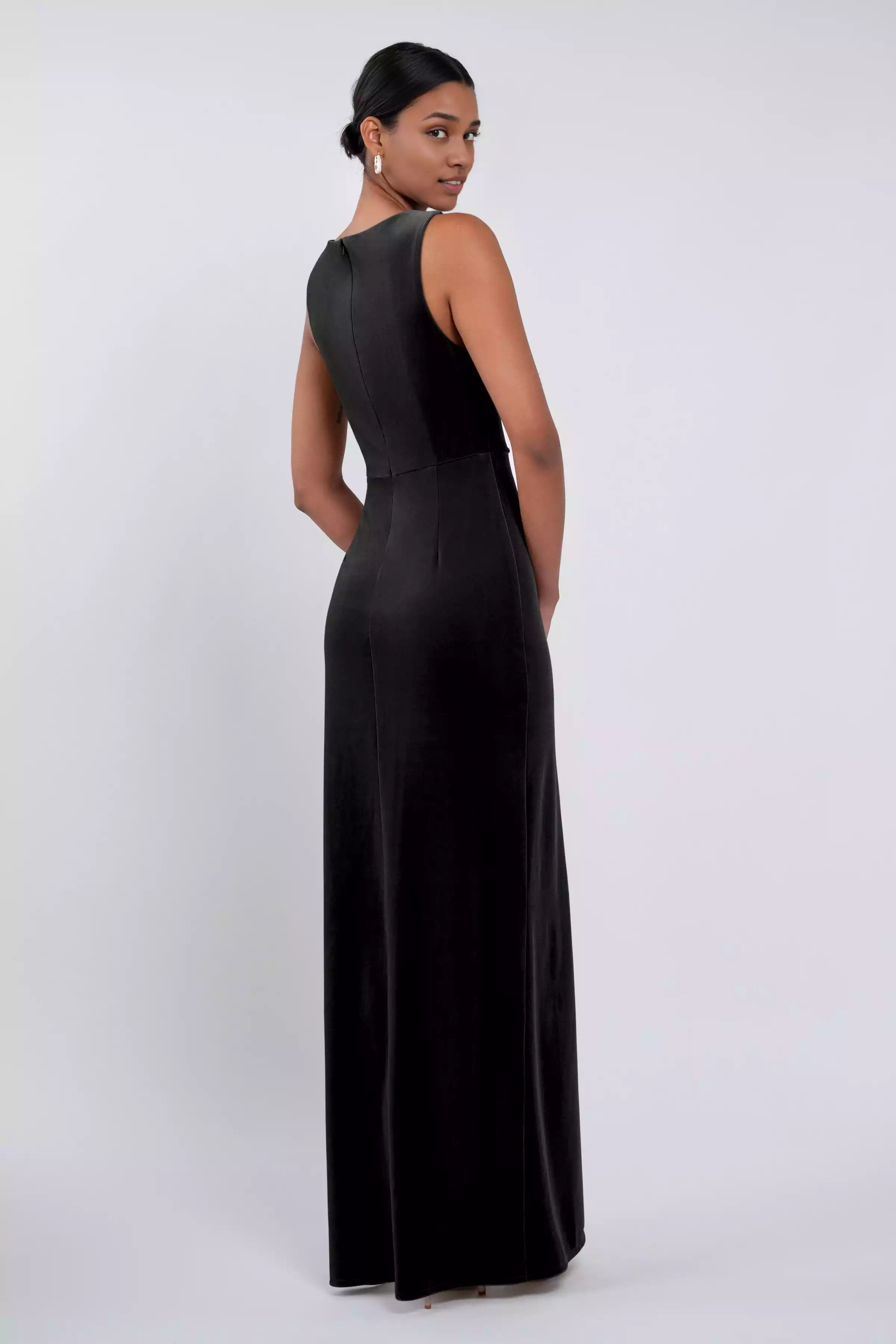 Fashionable and elegant hanging fashion high neck mid waist pleated tight corset creates a charming and snug fit for Evening Dresses