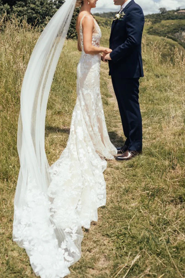 Gorgeous V-neck lace sleeveless floor length wedding dress