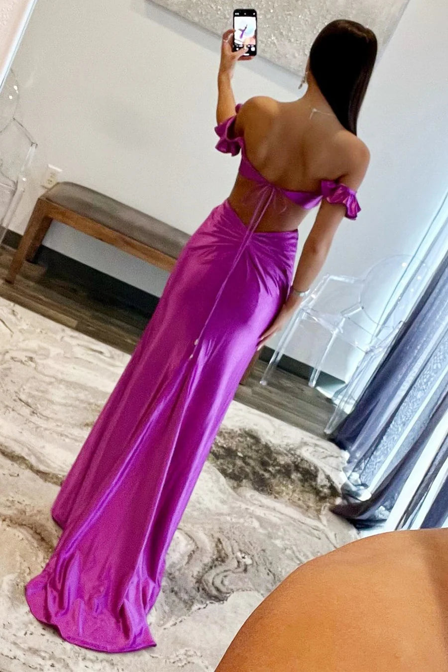 Hollow mermaid slim fit dress with V-neckline and sleeveless design